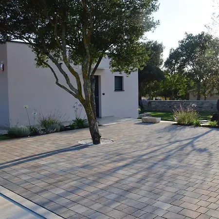 4r House With Jacuzzi * 罗维尼