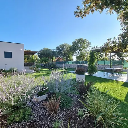 4r House With Jacuzzi Villa