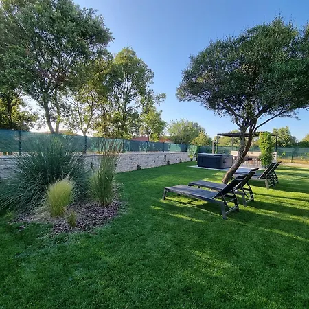 4r House With Jacuzzi Rovinj