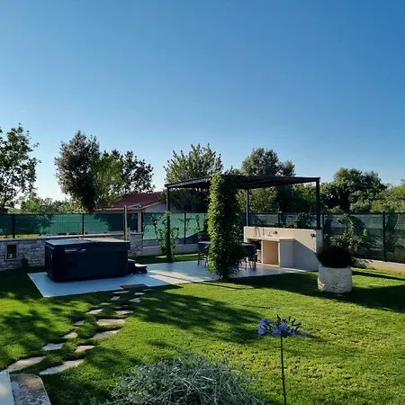 4r House With Jacuzzi Villa