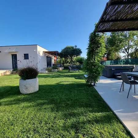 Villa 4r House With Jacuzzi *