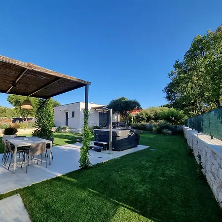 4r House With Jacuzzi Villa