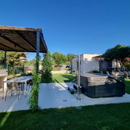4r House With Jacuzzi Villa *