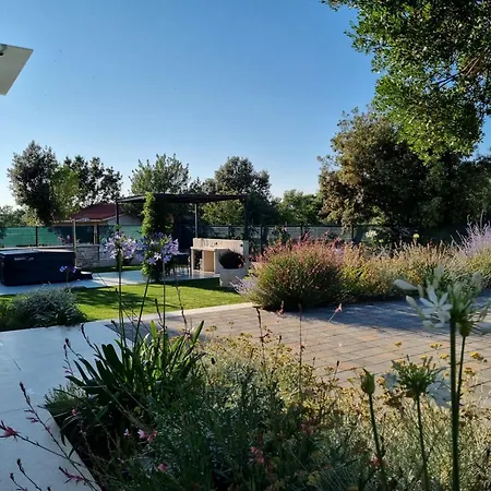 4r House With Jacuzzi 로비니