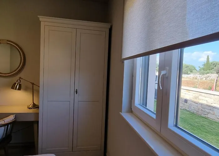 4r House With Jacuzzi 빌라 로비니