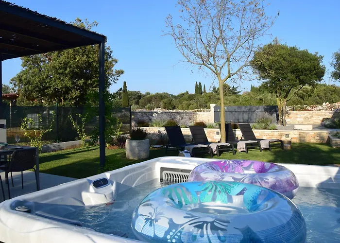 4r House With Jacuzzi Βίλα Ρόβινι