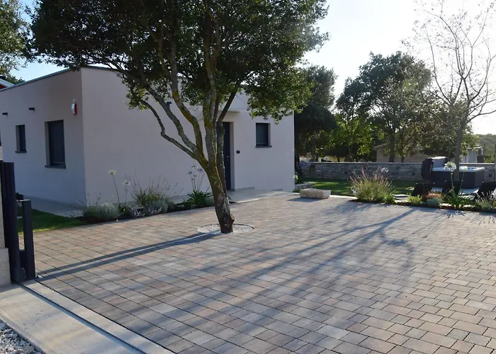 4r House With Jacuzzi * 로비니