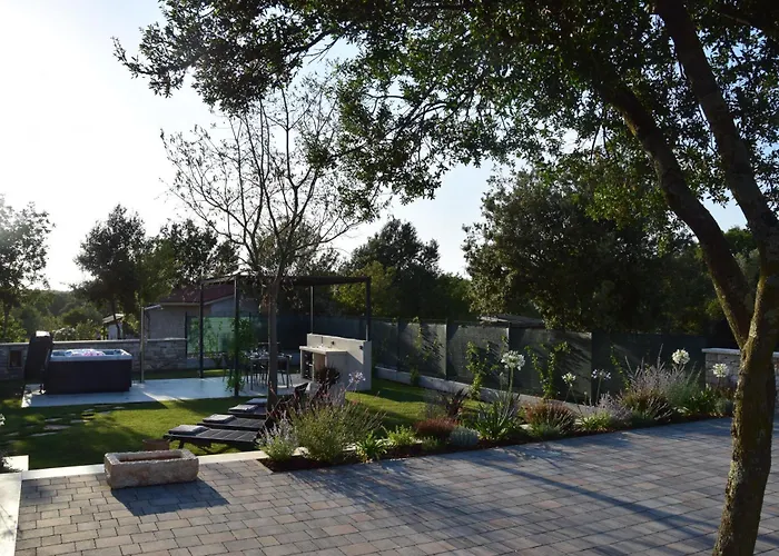 4r House With Jacuzzi * Ρόβινι