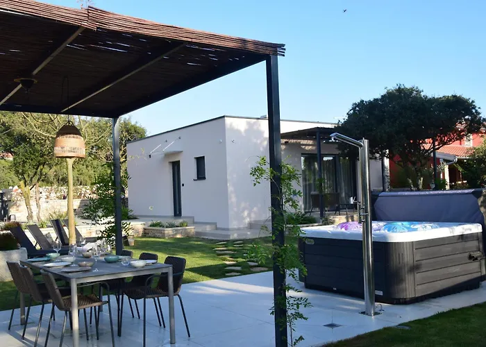 4r House With Jacuzzi * Ρόβινι