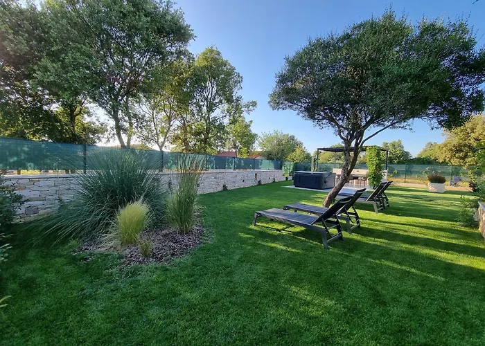 4r House With Jacuzzi Ρόβινι