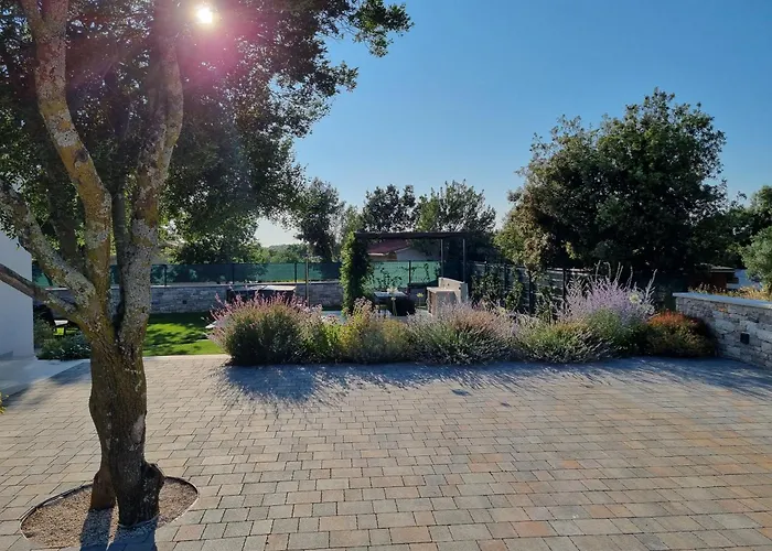 Βίλα 4r House With Jacuzzi Ρόβινι