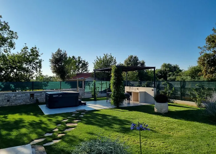 4r House With Jacuzzi Βίλα