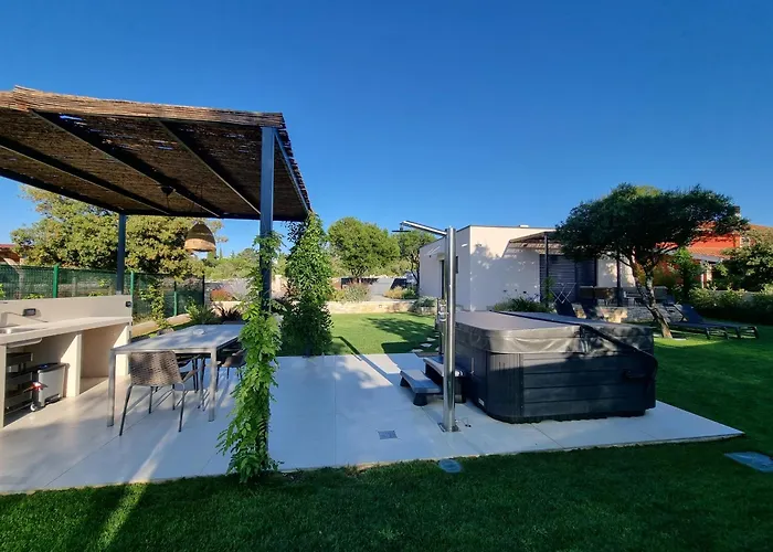 4r House With Jacuzzi Βίλα *