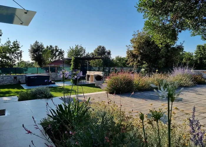 4r House With Jacuzzi 로비니