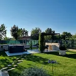 4r House With Jacuzzi Villa
