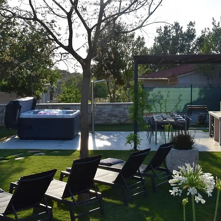 4r House With Jacuzzi Βίλα *