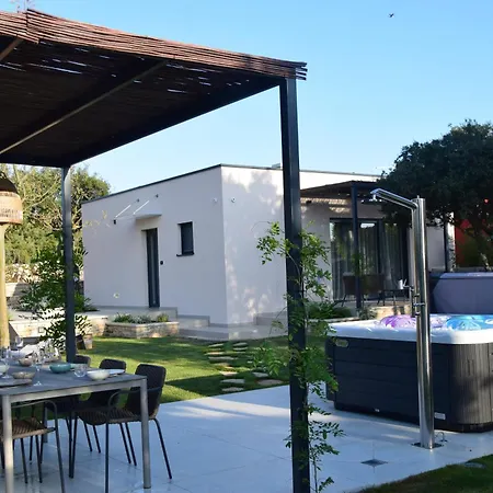 4r House With Jacuzzi * Ρόβινι